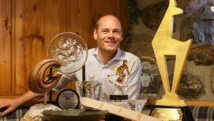 Michael Walchhofer mit seinen Trophäen. 