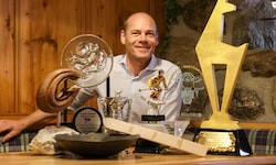 Michael Walchhofer mit seinen Trophäen. 