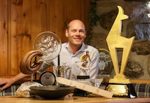 Michael Walchhofer mit seinen Trophäen. 
