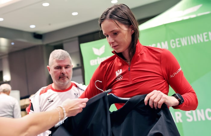 Eisschnelllauf-Ass Herzog erhielt die Olympia-Wäsch. Ob sie rechtzeitig fit wird, steht noch in ...