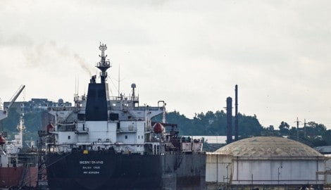 Dieses Archivbild aus dem Jahr 2023 zeigt einen mexikanischen Öltanker im Hafen einer ...