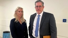Simone Lugner und Anwalt Florian Höllwarth. Der Angeklagte blieb seinem Prozess im Juni 2025 ...