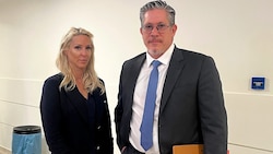 Simone Lugner und Anwalt Florian Höllwarth. Der Angeklagte blieb seinem Prozess im Juni 2025 ...