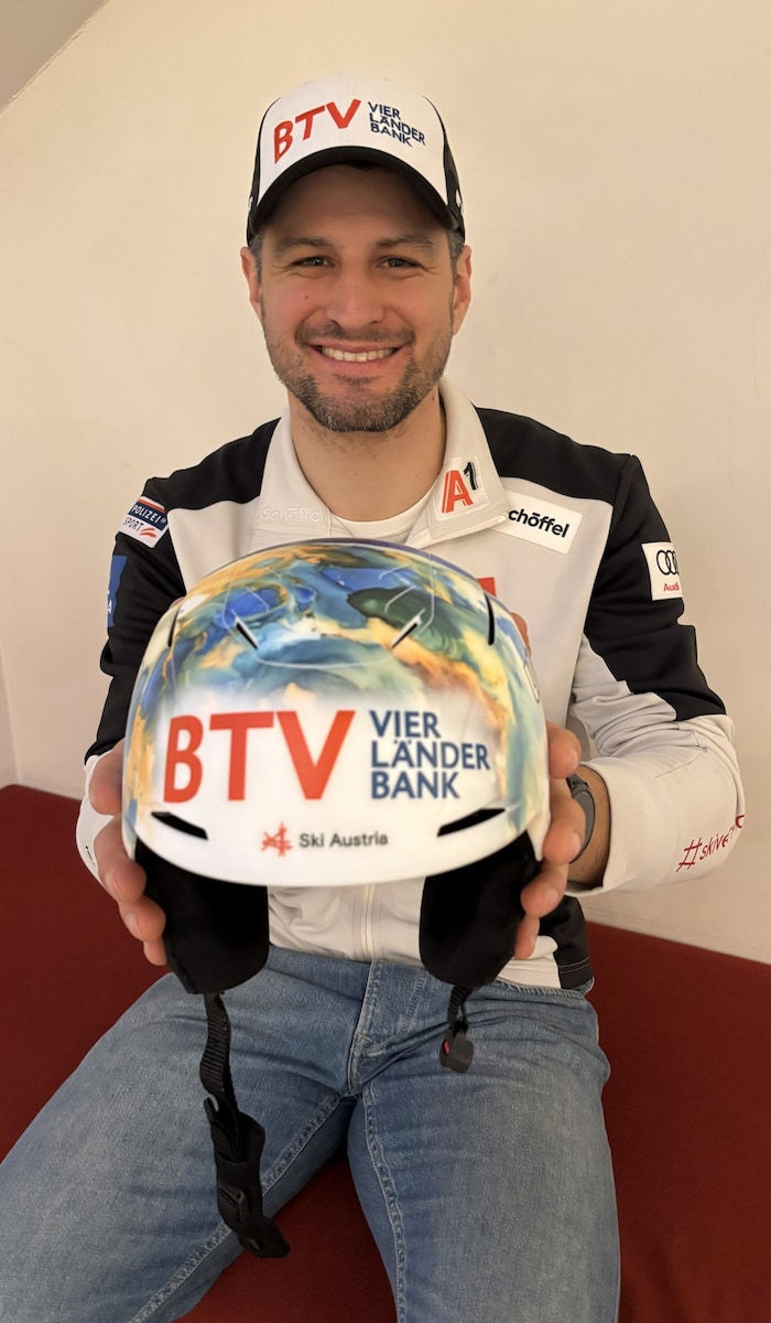 Strolz mit dem Siegerhelm