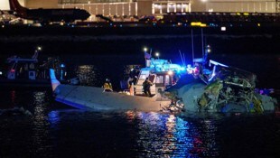Das Flugzeug stürzte nach dem Crash mit dem Hubschrauber in den eiskalten Fluss Potomac – der ...