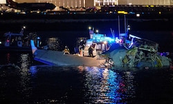Das Flugzeug stürzte nach dem Crash mit dem Hubschrauber in den eiskalten Fluss Potomac – der ...