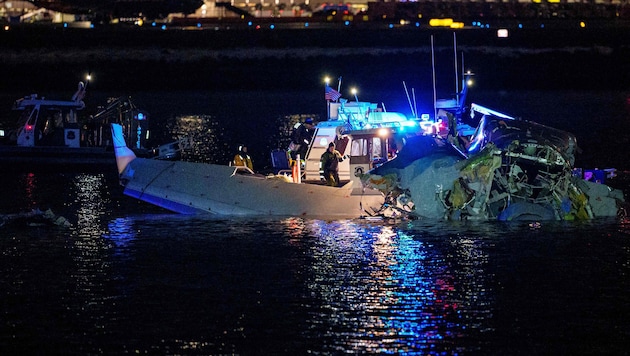 Das Flugzeug stürzte nach dem Crash mit dem Hubschrauber in den eiskalten Fluss Potomac – der ...