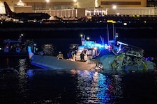 Das Flugzeug stürzte nach dem Crash mit dem Hubschrauber in den eiskalten Fluss Potomac – der ...