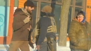 Alex Pretti (li.) konfrontiert bei der Demo am Samstag einen Bundesgrenzbeamten. Kurz darauf ...