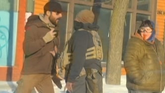 Alex Pretti (li.) konfrontiert bei der Demo am Samstag einen Bundesgrenzbeamten. Kurz darauf ...