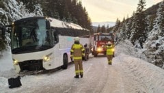 Auf eisiger Straße war der Bus ausgebrochen.