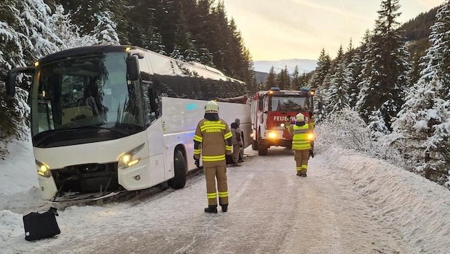 Auf eisiger Straße war der Bus ausgebrochen.