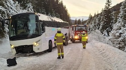 Auf eisiger Straße war der Bus ausgebrochen.