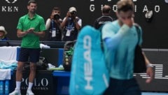 Lorenzo Musetti (re.) musste beim Duell mit Novak Djokovic nach 2:0-Satzführung aufgeben.