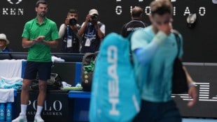 Lorenzo Musetti (re.) musste beim Duell mit Novak Djokovic nach 2:0-Satzführung aufgeben.