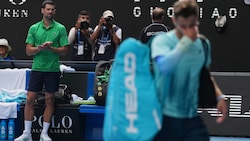 Lorenzo Musetti (re.) musste beim Duell mit Novak Djokovic nach 2:0-Satzführung aufgeben.