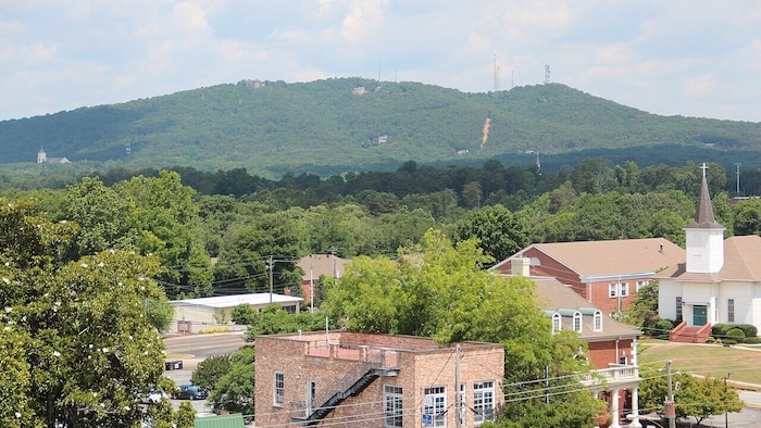 Im Hintergrund der Berg, dessen eventuell baldige Umbenennung auf viel Kritik stößt.