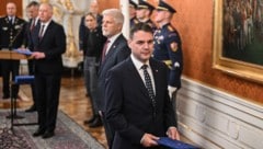 Im Vordergrund Tschechiens Außenminister Petr Macinka, hinter ihm steht Präsident Petr Pavel.
