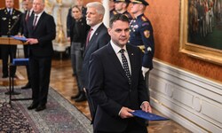 Im Vordergrund Tschechiens Außenminister Petr Macinka, hinter ihm steht Präsident Petr Pavel.