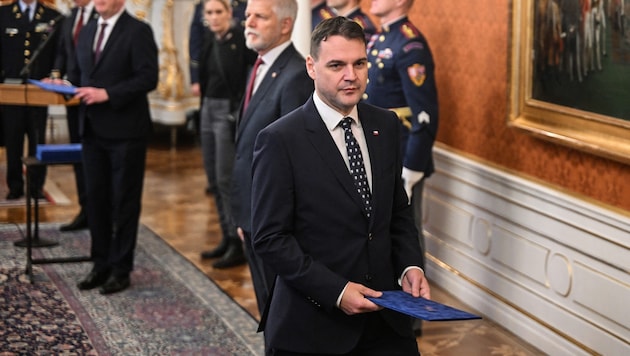 Im Vordergrund Tschechiens Außenminister Petr Macinka, hinter ihm steht Präsident Petr Pavel.