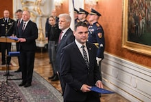 Im Vordergrund Tschechiens Außenminister Petr Macinka, hinter ihm steht Präsident Petr Pavel.