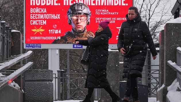 Mit dem Plakat in Sankt Petersburg sollen Drohnenoperatoren angeworben werden.