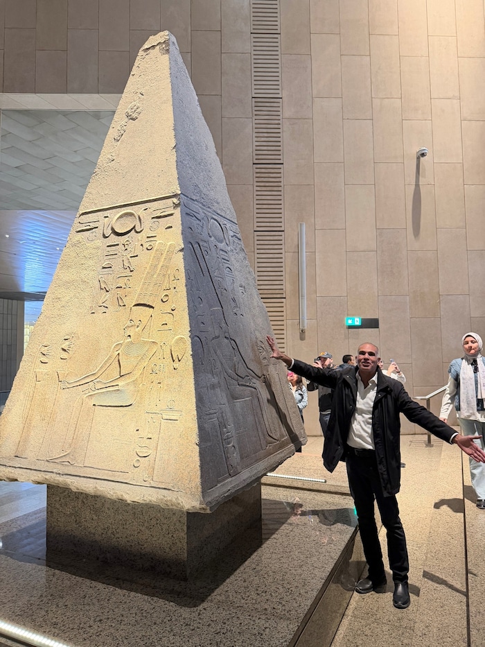 Kunsthistoriker Ahmed Abou El Ella bei der Führung.