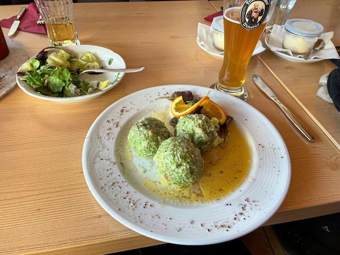 Die besten Spinatknödel gibt es bei Gastwirtin Hildegard Gufler in der Sportalm Kössen.