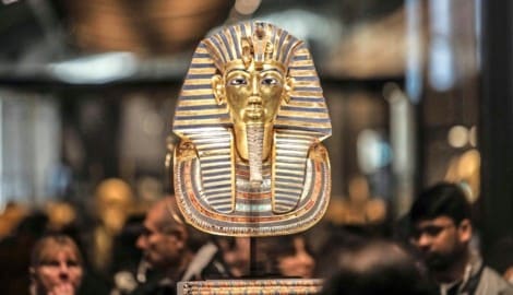 Die Totenmaske des Tutanchamun besteht aus Gold und ist mit Halbedelsteinen, wie Lapislazuli, ...