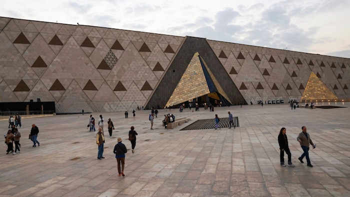 Die Fassade des GEM besticht durch transparente Alabaster-Paneele, die an die nahegelegenen ...