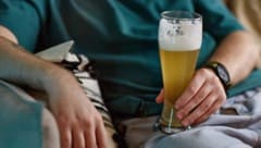 Abends Alkohol zu trinken, kann den Schlaf massiv beeinträchtigen. 