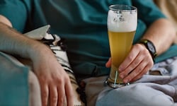 Abends Alkohol zu trinken, kann den Schlaf massiv beeinträchtigen. 