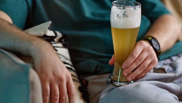 Abends Alkohol zu trinken, kann den Schlaf massiv beeinträchtigen.