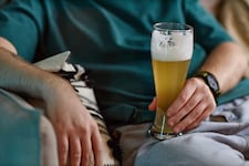 Abends Alkohol zu trinken, kann den Schlaf massiv beeinträchtigen. 