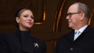 Charlène und Albert absolvierten am Dienstag einen Auftritt im Monaco. Der Fürst zeigte dabei ...