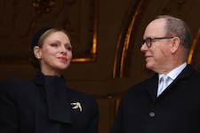 Charlène und Albert absolvierten am Dienstag einen Auftritt im Monaco. Der Fürst zeigte dabei ...