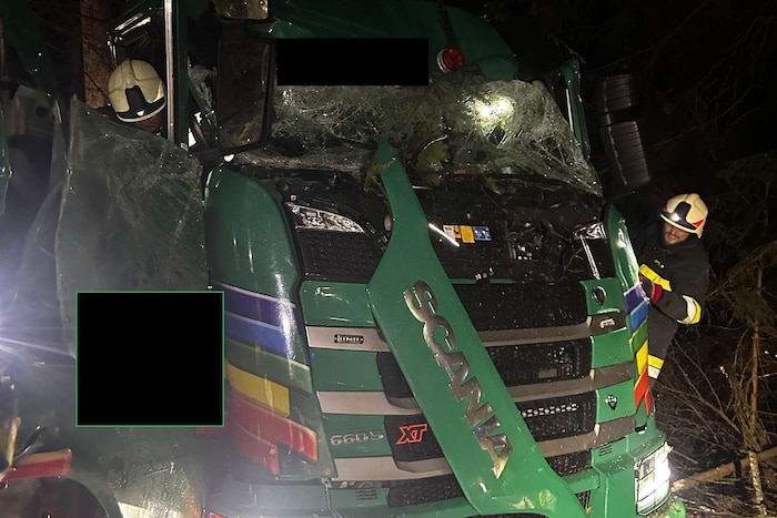 Die Einsatzkräfte befreiten den Mann aus der Lenkerkabine.