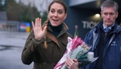 Die britische Prinzessin Kate von Wales winkt beim Verlassen des Wakefield Trinity Rugby League ...