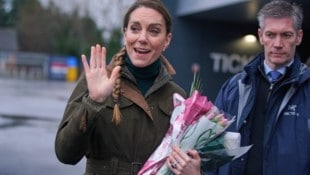 Die britische Prinzessin Kate von Wales winkt beim Verlassen des Wakefield Trinity Rugby League ...