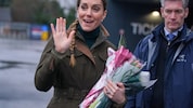 Die britische Prinzessin Kate von Wales winkt beim Verlassen des Wakefield Trinity Rugby League ...