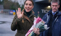 Die britische Prinzessin Kate von Wales winkt beim Verlassen des Wakefield Trinity Rugby League ...