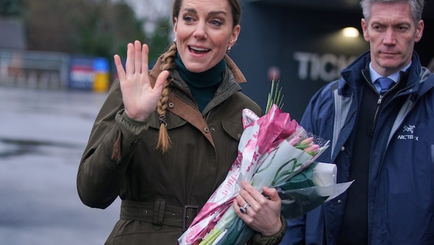 Die britische Prinzessin Kate von Wales winkt beim Verlassen des Wakefield Trinity Rugby League ...
