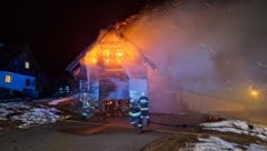 Die Nachbarin weckte die Bewohnerin, nachdem sie das Feuer bemerkt hatte.