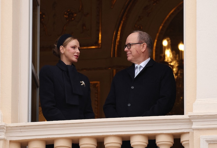 Beim Auftritt am Balkon des Fürstenpalasts war die Narbe auf der Wange von Fürst Albert ...