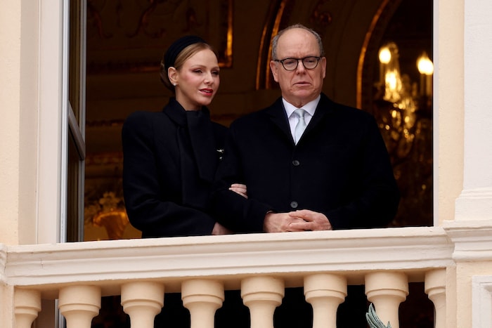 Beim Auftritt hakte sich Charlène bei ihrem Ehemann unter.