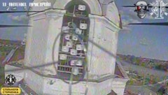 Eine ukrainische Drohne filmte auf einem Kirchturm in der russischen Region Kursk zahlreiche ...