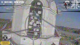 Eine ukrainische Drohne filmte auf einem Kirchturm in der russischen Region Kursk zahlreiche ...