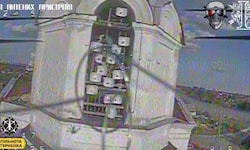 Eine ukrainische Drohne filmte auf einem Kirchturm in der russischen Region Kursk zahlreiche ...