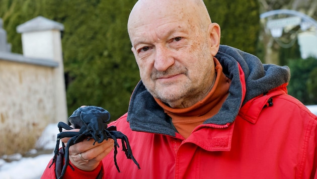 Für Tunnelgegner Thomas Neff ist der schwarze Grubenlaufkäfer das Symbol des Widerstands und ...