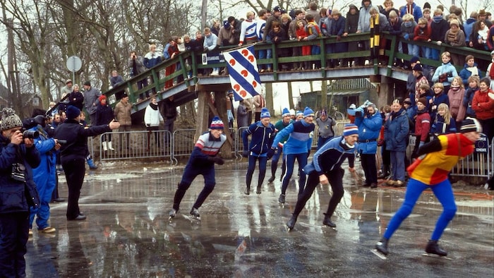 Das ist die Barthlien-Brug in Holland, unter der die Holländer zweimal durchfahren.